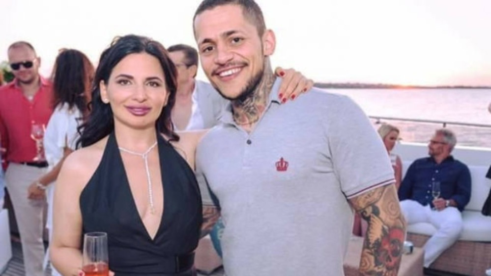 এফবিআইয়ের দাবি, অপরাধের নিরিখে বাবা এবং ভাইকে ছাপিয়ে গিয়েছেন রুজা। ২০১৭ সালে বুলগেরিয়ার সোফিয়া থেকে গ্রিসের যাওয়ার বিমানে উঠেছিলেন তিনি। তাঁর সঙ্গে যে পরিমাণ অর্থ ছিল ভারতীয় মুদ্রায় তার মূল্য পাঁচ কোটি টাকা। তার পর থেকে সেই যে গা-ঢাকা দিয়েছেন, আজ পর্যন্ত তাঁর খোঁজ পাওয়া যায়নি।