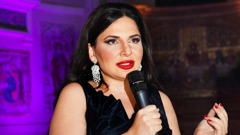 স্মার্ট, ঝকঝকে চেহারার উচ্চশিক্ষিত রুজার কথায় অনেকেই নাকি ওয়ানকয়েনে বিপুল বিনিয়োগ করেছেন। এমনই জানিয়েছেন এফবিআইয়ের গোয়েন্দারা। যদিও এফবিআইয়ের মতে, ওয়ানকয়েন নামের ক্রিপ্টোকারেন্সির (ইন্টারনেটের মাধ্যমে লেনদেনের ডিজিটাল মুদ্রা) আসলে শেয়ারবাজারে কোনও মূল্যই ছিল না। এমনকি, ইন্টারনেটের মাধ্যমে ব্লকচেন নামে যে আন্তর্জাল ভিত্তিক প্ল্যাটফর্মে বিনিয়োগ হয় এবং যার মাধ্যমে গেলে বিনিয়োগ সুরক্ষিত থাকে, সেই সুরক্ষাও ছিল না ওয়ানকয়েনের। 