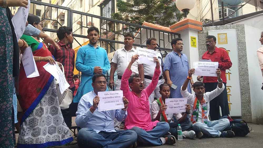 Congress agitates against Tripura violence at Tripura Bhaban in Kolkata