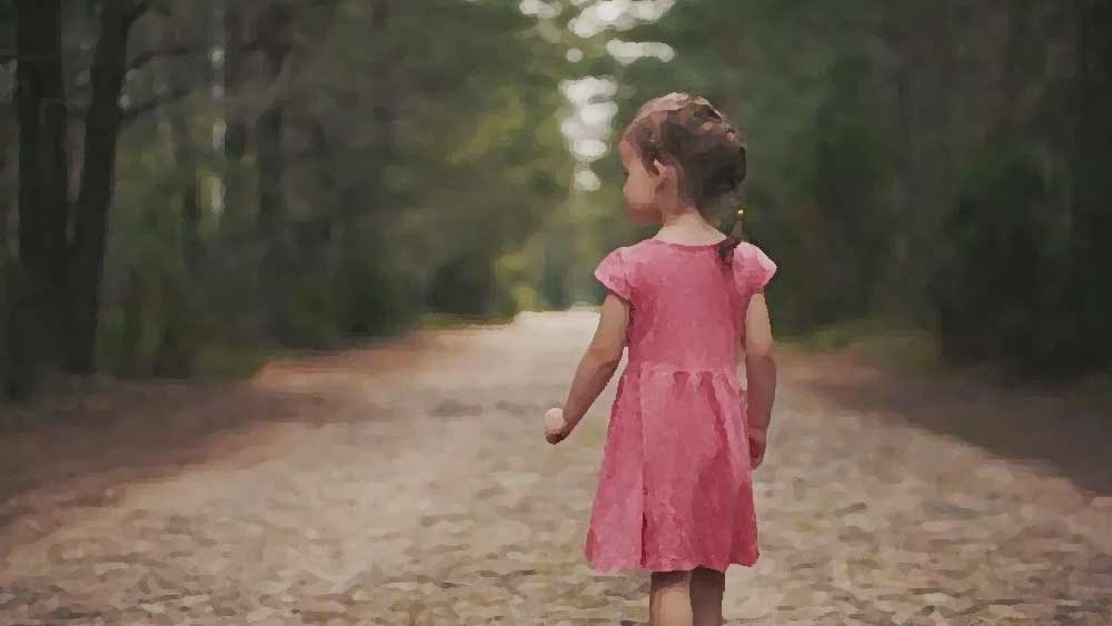 খুশবুর মা জানিয়েছিলেন, ঘুমাচ্ছিল তাঁর মেয়ে। কাজের জন্য বাইরে বেরোন তিনি। ফিরে এসে দেখেন খুশবু নেই। 