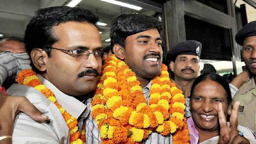 কী করলেন পাঁচ কোটি টাকা নিয়ে? সুশীলের কথায়, ‘‘রাতারাতি জীবন বদলে গেল। প্রচারে থাকতে ভালই লাগত।’’ কিন্তু এখন সেই সুশীলই প্রচারমাধ্যমের কাউকে দেখলে তিতিবিরক্ত হন। এড়িয়ে চলেন পরিচিতদের। হলটা কী?