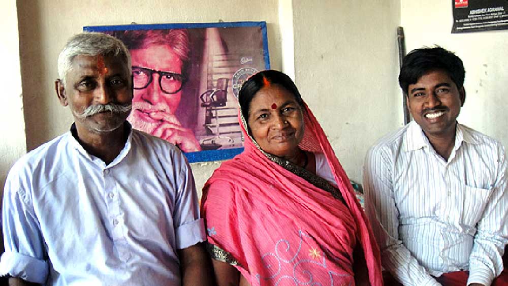 প্রায়শই বিভিন্ন অনুষ্ঠানে হাজির হতেন সুশীল। কোথাও কোথাও দান করতেন বড় অঙ্কের টাকা। সব সময় ব্যস্ত-ব্যস্ত ভাব। এ সবের মধ্যে পরিবার থেকে ক্রমশ দূরে সরে যান তিনি। কাছের মানুষের কাছে সুশীল যেন হঠাৎই অন্য গ্রহের মানুষ।