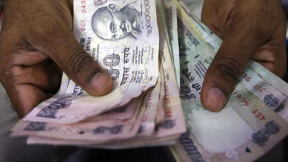 বিভিন্ন অনুষ্ঠানে টাকা দেওয়া, যেখানে-সেখানে বিনিয়োগ শুরু করেন তিনি। প্রায় সব জায়গায় ঠকেন।