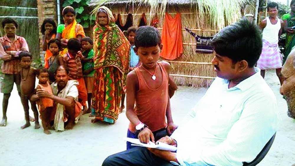 যে আইএএস প্রত্যাশীর ব্যাঙ্কে ছিল কয়েক কোটি টাকা, তিনি এখন সর্বস্বান্ত! সংসার চালাতে দুটো গরুর দুধ বেচেন সুশীল।