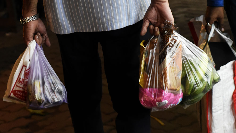 বেশ কয়েক বছর ধরে আলোচনা হয়েছে। একাধিক বার বন্ধ করার কথা ভাবা হয়েছে। কিন্তু পরিকল্পনার বাস্তবায়ন হয়নি। অবশেষে গত শুক্রবার থেকে ‘সিঙ্গল ইউজ প্লাস্টিক’ দ্রব্য তৈরি, আমদানি, সরবরাহ এবং বিক্রিতে দেশ জুড়ে নিষেধাজ্ঞা কার্যকর হয়েছে।