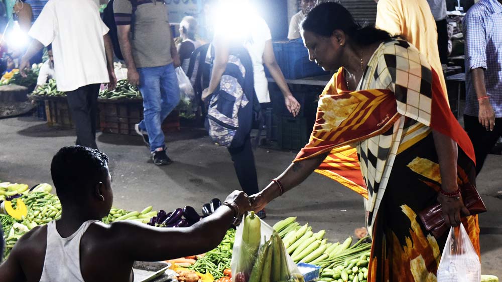 ইতিমধ্যে ৭৫ মাইক্রনের কম প্লাস্টিকের ক্যারিব্যাগ ব্যবহারে নিষেধাজ্ঞা রয়েছে। এ বার পুরোপুরি ‘সিঙ্গল ইউজ প্লাস্টিক’ ব্যবহারে আনা হল নিষেধাজ্ঞা।