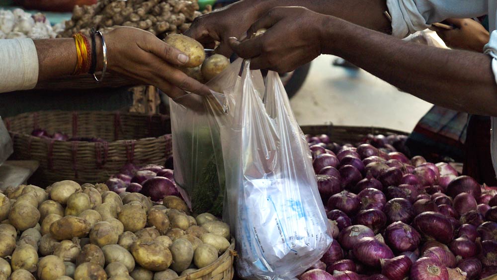 পরিবেশ মন্ত্রকের জারি করা নির্দেশিকা অনুযায়ী, ‘এক্সপ্যান্ডেড পলিস্টিরিন’, ‘পলিস্টিরিন’-সহ যে কোনও ‘সিঙ্গল ইউজ প্লাস্টিকের’ উৎপাদন, বিক্রি, আমদানি, বিতরণ নিষিদ্ধ করা হয়েছে দেশে।