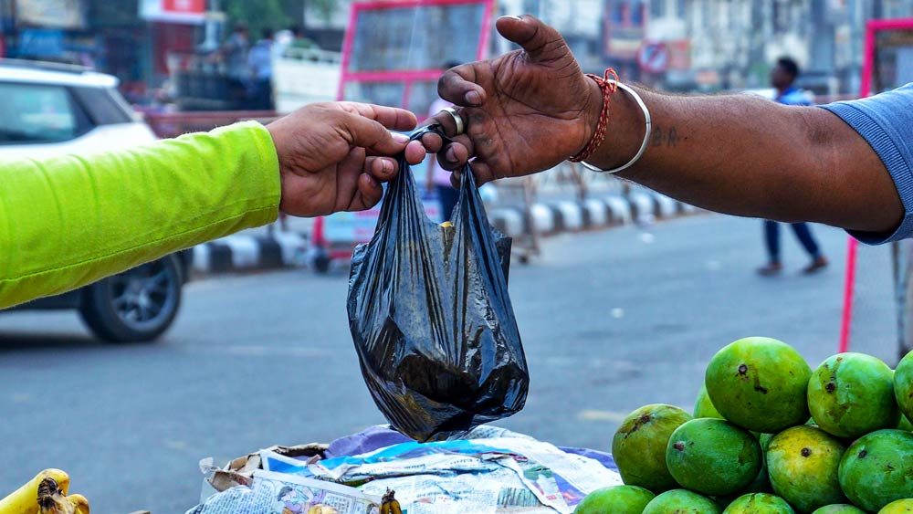 সবচেয়ে বেশি পরিমাণে প্লাস্টিকই তৈরি হয় ‘এক্সপ্যান্ডেড পলিস্টিরিন’ দিয়ে। শ্যাম্পু, সাবানের বোতল থেকে মাস্ক, ময়লা ফেলার প্যাকেট, চিপ্‌সের প্যাকেট— সবই তৈরি হয় এই ধরনের প্লাস্টিক দিয়ে। মিষ্টি ও সিগারেটের বাক্সেও থাকে এই ধরনের প্লাস্টিক।
