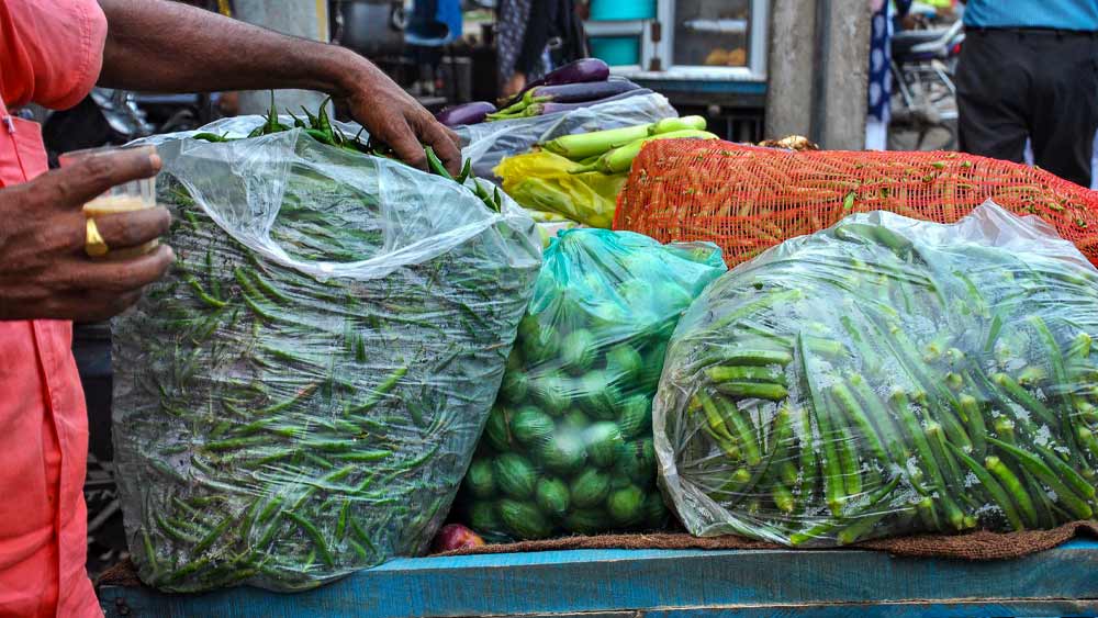 এই নিষেধাজ্ঞা প্রসঙ্গে কেন্দ্রীয় পরিবেশ মন্ত্রী ভূপেন্দ্র যাদব বলেন, ‘‘কলকারখানা এমনকি, সাধারণ মানুষকেও প্লাস্টিক নিয়ে অনেক বার সতর্ক করা হয়েছে। বিশেষত ‘সিঙ্গল ইউজ প্লাস্টিক’ বন্ধ করার জন্য অনেক সময় দেওয়া হয়েছে। অবশেষে ১ জুলাই থেকে তা কার্যকর করা হচ্ছে।’’