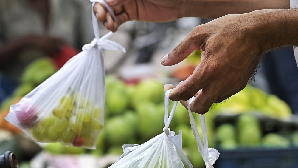 কেন্দ্রীয় দূষণ নিয়ন্ত্রণ বোর্ড ‘সিঙ্গল ইউজ প্লাস্টিক’ বর্জনের ব্যাপারে উদ্যোগী হয়েছে। নিষেধাজ্ঞা অমান্য করা হচ্ছে দেখলে কেউ এ ব্যাপারে নির্দিষ্ট জায়গায় অভিযোগ করতে পারবেন। পাশাপাশি, আধিকারিকরা জানাচ্ছেন, এফএমসিজি সেক্টরে প্যাকেজিংয়ের জন্য প্লাস্টিক একেবারেই যে নিষিদ্ধ, এমনটা নয়। তবে তার জন্য কিছু নির্দেশিকা দেওয়া হয়েছে।