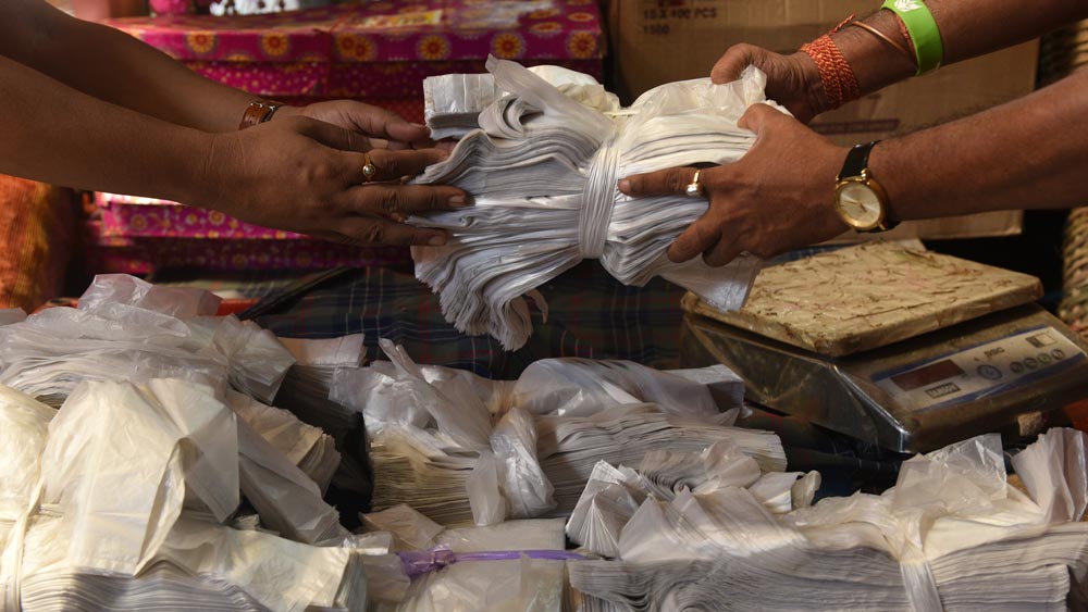 কেন্দ্রীয় দূষণ নিয়ন্ত্রণ বোর্ডের একটি রিপোর্ট অনুযায়ী, বছরে ভারত প্রায় ২.৪ লক্ষ টন ‘সিঙ্গল ইউজ প্লাস্টিক’ উৎপন্ন হয়। তা হলে মাথাপিছু এই প্লাস্টিক ব্যবহার ধরলে হয় ০.১৮ কেজি। 