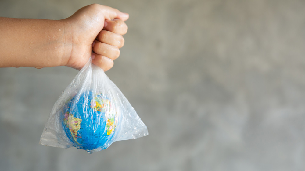 ইতিমধ্যেই বেশ কিছু রাজ্য প্লাস্টিক নিষেধাজ্ঞা করতে কড়াকড়ির পথ নিয়েছে সরকার। ১ জুলাই থেকে হরিয়ানা সরকার ‘সিঙ্গল ইউজ প্লাস্টিক’ ব্যবহারে নিষেধাজ্ঞায় সংকল্প নিয়েছে।