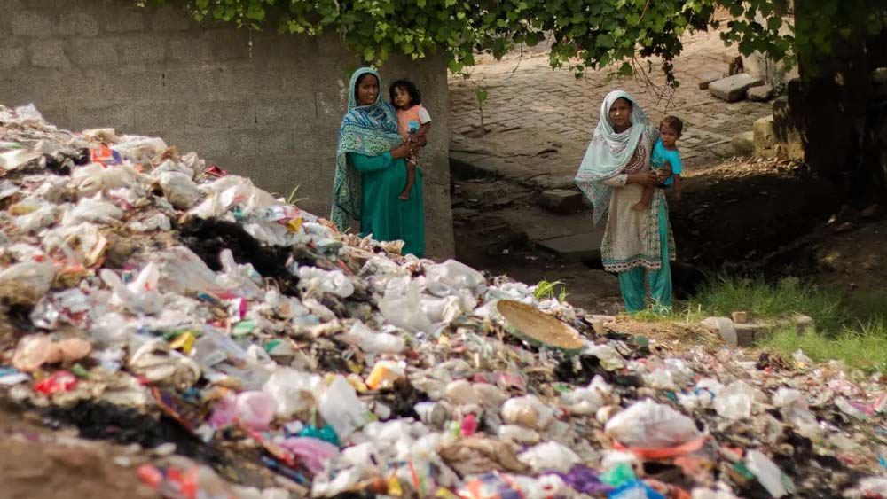 প্রশাসনের বিশেষ দল তৈরি হয়েছে ‘সিঙ্গল ইউজ প্লাস্টিক’ তৈরি যাতে ঠেকানো যায়। আমদানি, মজুত, বিতরণ এবং বিক্রি— সব কিছুতেই নজর রাখবে এই দল।