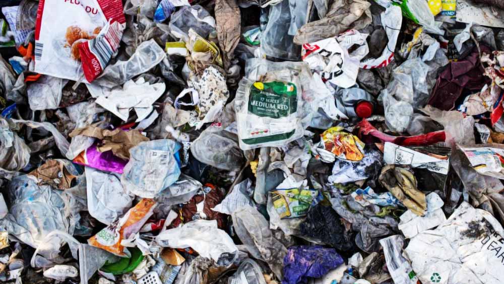 সব মিলিয়ে মোট ১৯টি ‘সিঙ্গল ইউজ প্লাস্টিক’ ব্যবহার নিষিদ্ধ। যার মধ্যে রয়েছে, বেলুনে ব্যবহৃত প্লাস্টিক দ্রব্য, আইসক্রিমের চামচ, থার্মোকল, প্লাস্টিকের প্লেট, প্লাস্টিকের গ্লাস, প্লাস্টিকের কাপ। নিষিদ্ধের তালিকায় আছে মিষ্টির বাক্স, আমন্ত্রণপত্র, সিগারেট প্যাকেটের উপরে যে প্লাস্টিকের আস্তরণ ব্যবহৃত হয়।