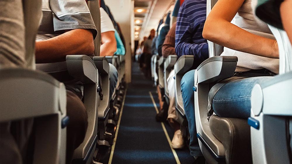 তাড়াহুড়ো করে তিনি পাইলট কেবিনের দিকে পা বাড়াতে যাবেন, তখনই তিনি ভাল করে ক্যাপ্টেনের মুখের আদল লক্ষ করেন। এই মুখ তাঁর খুব পরিচিত। ফ্লাইট ৪০১ বিমানের ক্যাপ্টেন রবার্ট অ্যালবিন লফ্ট এত ক্ষণ তাঁর সঙ্গে গল্প করছিলেন। তবে, এ কী করে সম্ভব? বব তো অনেক দিন আগেই মারা গিয়েছেন। তিনি কি তবে ভূত দেখলেন?