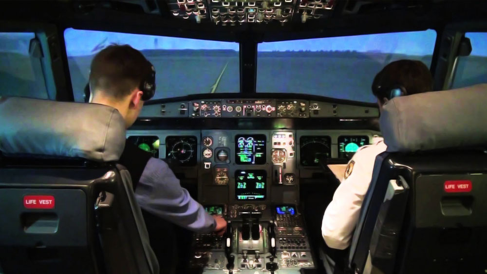 বিমান যখন মায়ামি আন্তর্জাতিক বিমানবন্দরে অবতরণের মুখে, তখন রাত ১১.৩২। ক্যাপ্টেন ল্যান্ডিং গিয়ারের লিভারটি নীচে নামানোর সময় লক্ষ করেন, নোজ গিয়ারের সঙ্গে যুক্ত ইন্ডিকেটরের আলো জ্বলছে না। সাধারণত, বিমান টেক-অফের সময় ল্যান্ডিং গিয়ারের লিভার নীচে নামালে ইন্ডিকেটরটি জ্বলে ওঠে। এর ফলে বোঝা যায়, ল্যান্ডিং গিয়ারটি খুলেছে কি না।