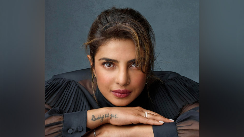 প্রিয়ঙ্কা জানান, চা পান করার পাত্রই হোক বা নকশা করা টেবিল ক্লথ— প্রতিটি সামগ্রীতেই তিনি ভারতীয় সংস্কৃতিকে ফুটিয়ে তুলতে চেয়েছেন। কোথাও তালগাছের চিহ্ন, কোথাও আবার ফুল বা পাতার চিহ্ন নকশা করা রয়েছে।