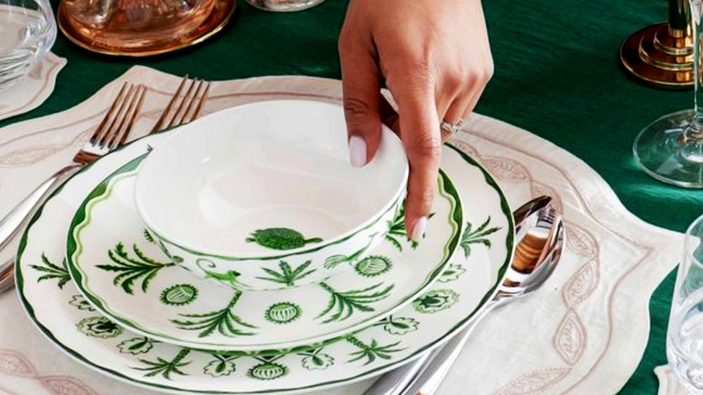 এমনকি, নৈশভোজের সময় যে বড় আকারের প্লেটে খাবার পরিবেশন করা হয়, তার মূল্য ভারতীয় মুদ্রায় ৪,৭৩৭ টাকা থেকে ১৫,৬৩২ টাকা পর্যন্ত।