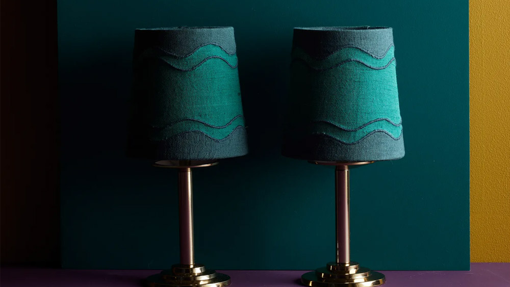 এ ছাড়াও ৭,৭৪০ টাকার বিনিময়ে সুন্দর টেবিলের মাঝে রাখার জন্য শেড-সহ ছোট ল্যাম্প পাওয়া যাচ্ছে।