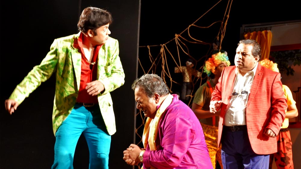  নাটকের দৃশ্যে পদ্মনাভ,অর্জুন ও অসীম