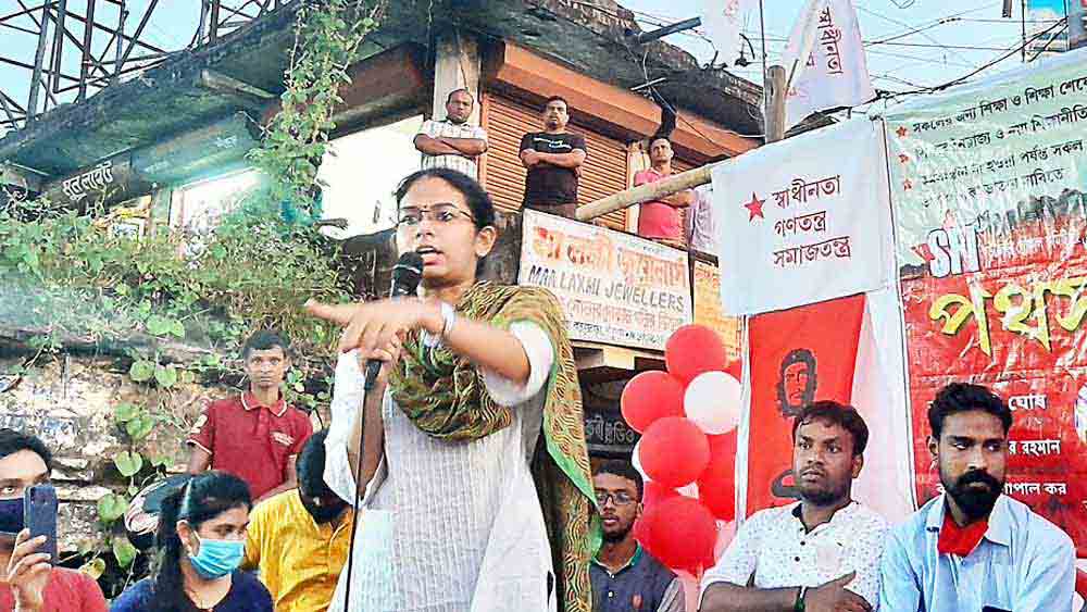 ভাষণ দিচ্ছেন ঐশী ঘোষ।