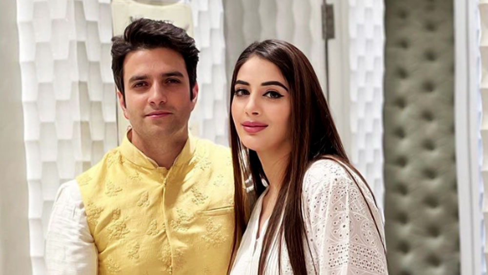 দুই আইএএসের প্রেমকাহিনি ঘিরে দেশে এক সময় জোর চর্চা ছিল। দু’জনই ‘টপার’। এক জনের নাম টিনা দাবি। আর তাঁর সঙ্গে প্রণয়ে যিনি বাঁধা পড়েছিলেন, তিনি আথার আমির খান। কিন্তু তাঁদের বৈবাহিক জীবন বেশি দিন স্থায়ী হয়নি। বিচ্ছেদ হয়ে যায়। এর পর নতুন সম্পর্কের সুতোয় বাঁধা পড়েছেন টিনা। প্রাক্তন স্ত্রীর মতো জীবনের নয়া ইনিংস শুরু করলেন আমির। তাঁর হবু স্ত্রী পেশায় চিকিৎসক। 