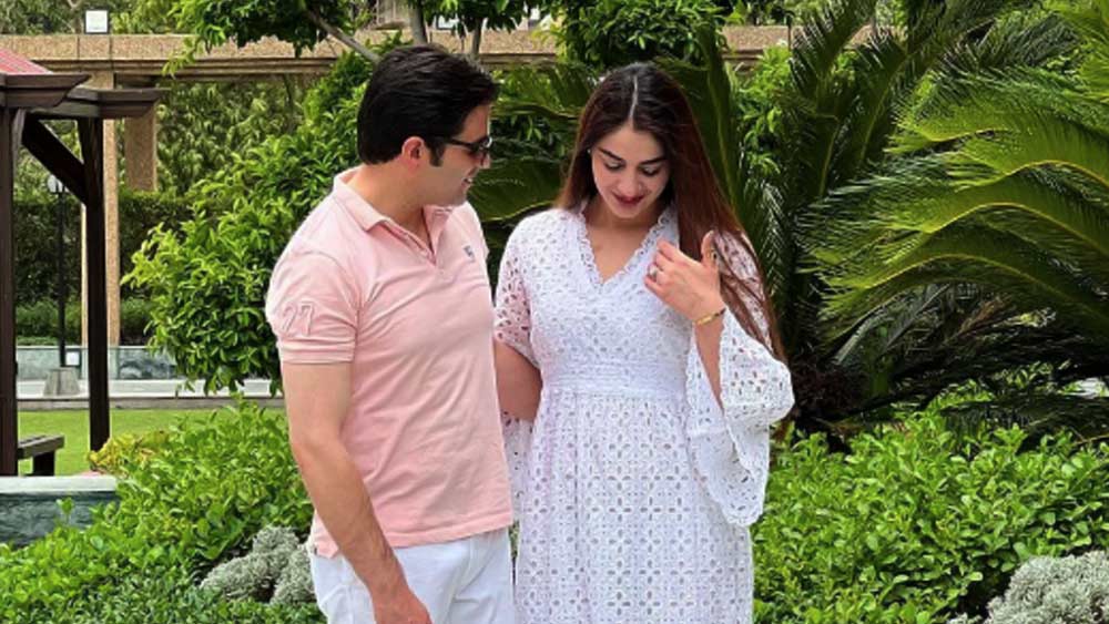 হবু স্ত্রী মেহরিন কাজীর সঙ্গে সম্প্রতি আংটি বদল করেছেন আমির। সেই ছবি ইনস্টাগ্রামে শেয়ার করেছেন তাঁরা।