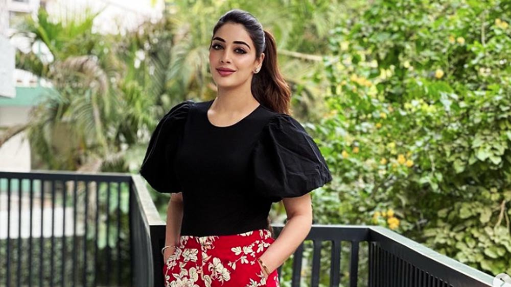 মেহরিন পেশায় চিকিৎসক। মেডিসিনে এমডি ডিগ্রি রয়েছে তাঁর। ব্রিটেন ও জার্মানি থেকে পড়াশোনা করেছেন।