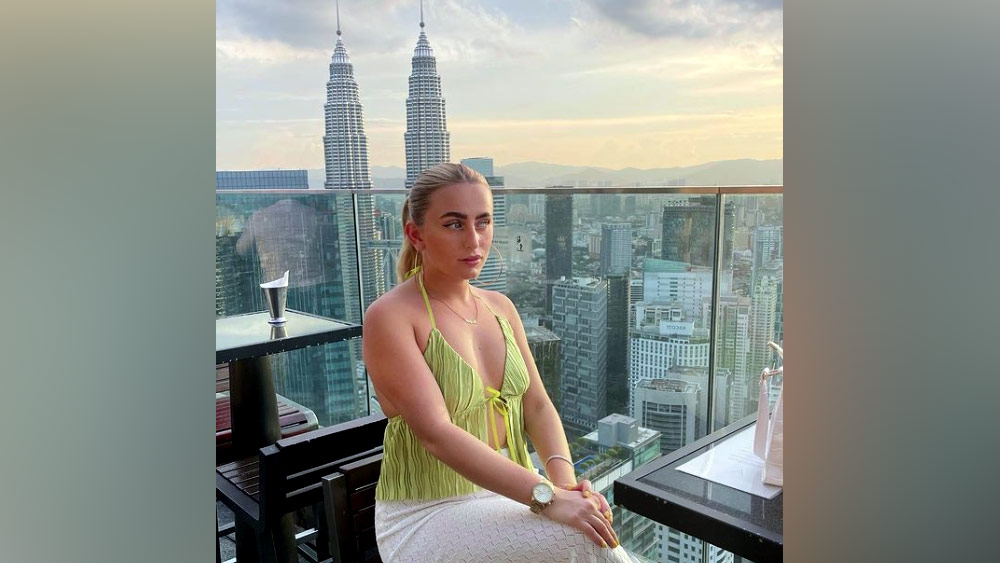 তবে, মেগানের কাজের ধরণ ভিন্ন। তিনি দু’সপ্তাহ খনিতে কাজ করেন এবং পরের সপ্তাহে ঘুরে বেড়ান মলদ্বীপ, তাইল্যান্ড, বালিতে। বিভিন্ন বিলাসবহুল রেস্তরাঁয় খাওয়াদাওয়া করেন। তার পর ছবি তুলে নেটমাধ্যমে দেন।