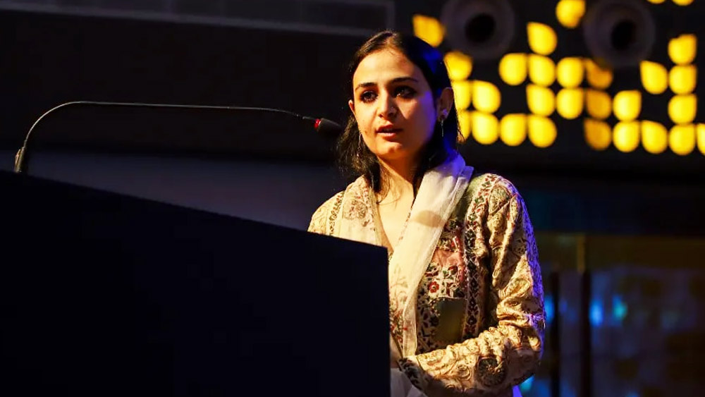 ৩৭০ অনুচ্ছেদ বিলোপের পর উপত্যকার পরিস্থিতি তুলে ধরেছিলেন বিশ্বের সামনে। করোনা পরিস্থিতিতে মানুষ রুজিরুটি হারিয়ে কেমন ভাবে টিকে আছেন, সেই ছবি তুলে ধরে পুলিৎজার পেয়েছিলেন কাশ্মীরের চিত্রসাংবাদিক সানা ইরশাদ মাট্টুর। বস্তুত, ২০২২ সালে তিনিই ছিলেন পুলিৎজারজয়ীদের মধ্যে কনিষ্ঠ। সেই সানাকে আটকানো হল বিদেশে যেতে। বাধা দেওয়া হল বিমানবন্দরে। কেন? কে এই সানা?