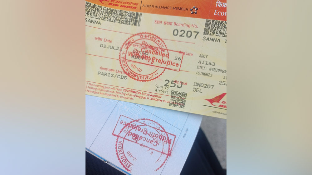 এর অব্যবহিত পর বাতিল হওয়া বোর্ডিং পাসের ছবি টুইটারে পোস্ট করে সানা লেখেন, ‘একটি বইপ্রকাশের অনুষ্ঠান ও চিত্রপ্রদর্শনীতে যোগ দিতে শনিবার দিল্লি থেকে প্যারিস যাচ্ছিলাম। ২০২০ সালে এরি‌জ গ্রান্ট পুরস্কার জিতেছিলেন যে ১০ জন, তাঁদের মধ্যে আমিও রয়েছি। ফরাসি ভিসা থাকা সত্ত্বেও আমাকে দিল্লি বিমানবন্দরে আটকে দেওয়া হয়। কোনও কারণ জানানো হয়নি। তবে বলা হয়েছে আমি বিদেশে যেতে পারব না।’
