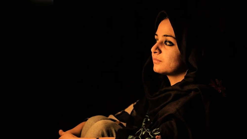 জম্মু ও কাশ্মীর পুলিশের একটি সূত্র জানায়, কাশ্মীরের কয়েক জন সাংবাদিকের বিদেশ যাওয়ার উপর নিষেধাজ্ঞা জারি করেছে কেন্দ্র। সেই তালিকায় সানার নামও রয়েছে। 