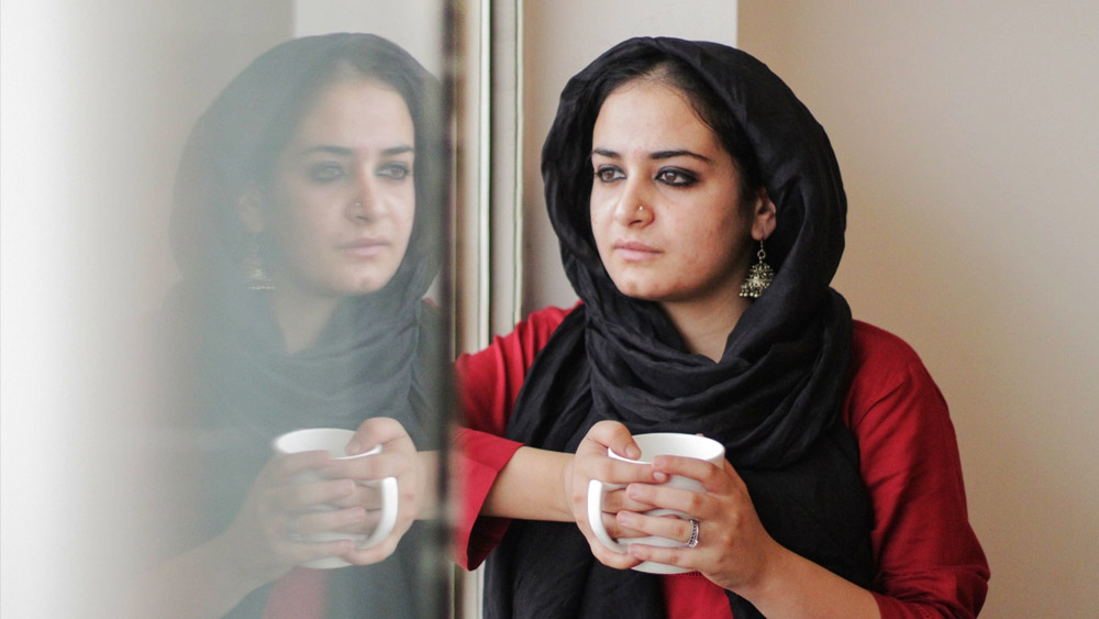 সানা সম্পর্কে এ-ও বলা হয়, তাঁর কাজের মধ্যে দিয়ে সাধারণ মানুষের জীবনের খণ্ডচিত্র, তাঁদের লড়াই, সংগ্রামকে উপস্থাপিত করেন। 