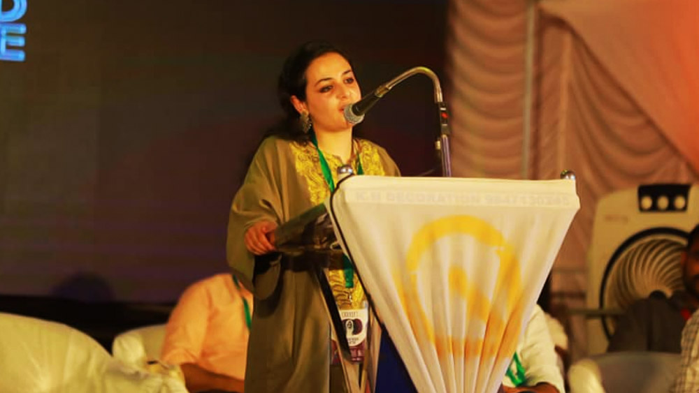 এক সময় অশান্ত কাশ্মীরের ছবি তুলে ধরে সুনাম যেমন কুড়িয়েছেন, তেমনি সমালোচনার মুখেও পড়েছেন। বস্তুত, সানার কাজের প্রশংসা এবং সমালোচনা হাত ধরাধরি করে চলে। তাই পুলিৎজারজয়ী চিত্রসাংবাদিকও শুনেছেন ‘দেশবিরোধী’ কটাক্ষ।