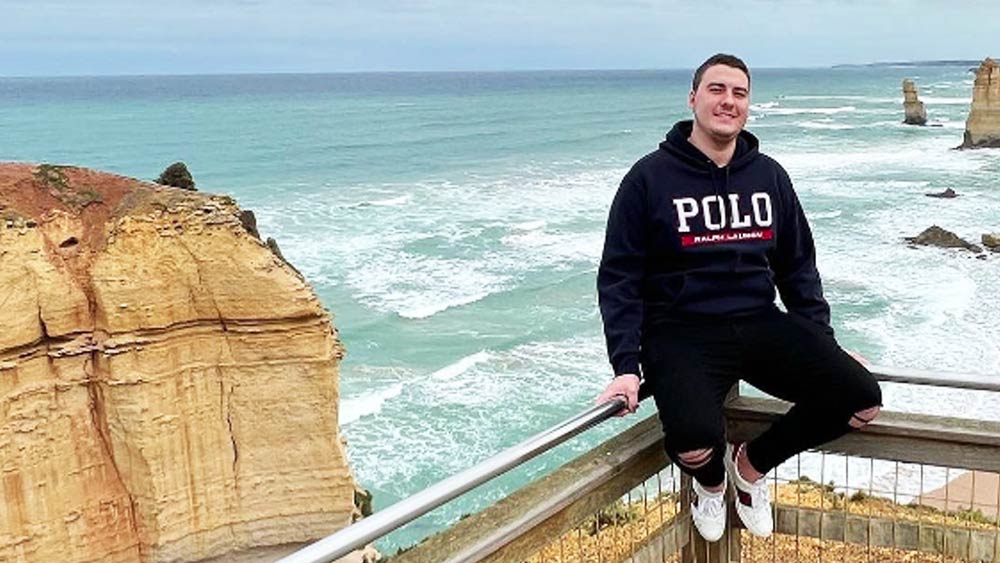 কোনও সরকারি অথবা বেসরকারি সংস্থায় কর্মরত নন। পড়াশোনার পাটও চুকে গিয়েছে অনেক দিন আগেই। এখন তাঁর কাজ শুধু রাতের পর রাত জেগে থাকা।   