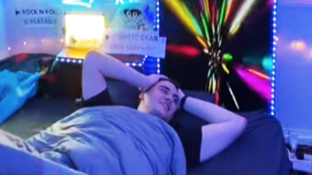 ঘুম না আসার কারণে নয়, বরং দর্শকদের মনোরঞ্জন করার জন্য এই অভিনব পন্থা বেছে নিয়েছেন অস্ট্রেলিয়ার বাসিন্দা জেকি বোয়েম।   