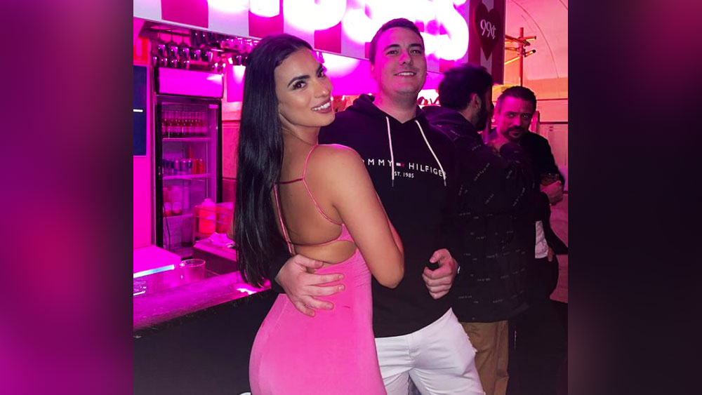 তবে, জেকির কাজের জায়গা হল মূলত টিকটক। সেখানেই তিনি ‘স্লিপ লাইভ স্ট্রিম’-এর মাধ্যমে লক্ষের গুণিতকে উপার্জন করেন।   