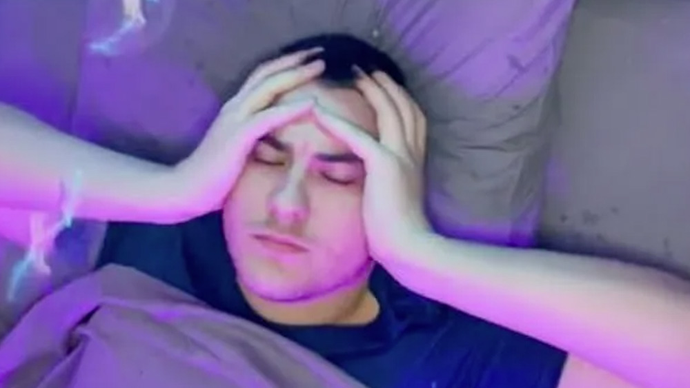 টিকটকের মাধ্যমে এই উপহারগুলি পাঠানোর পরেই কখনও গ্যাসভর্তি বেলুন জেগে উঠে বিকট আওয়াজ করে। আবার কখনও ঘরময় আলো জ্বলে উঠে ‘সোপ বাব্‌ল’-এ তাঁর ঘর ভরে যায়।   