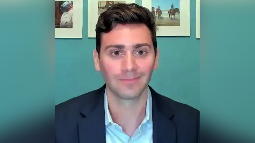 এত জোরে আওয়াজ হওয়ার কারণে জেকির ঘুমও ভেঙে যায়। বহু দিন আগে থেকেই ঘুমানোর সময় টিকটকে সরাসরি ভিডিয়ো করেন তিনি।   