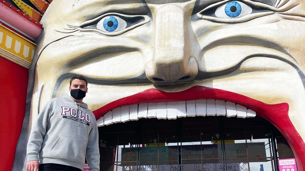 এর ফলে তিনি মাসে উপার্জন করেছেন ৪৯,০০০ আমেরিকান ডলার। ভারতীয় মুদ্রা অনুযায়ী যার মূল্য ৩৮ লক্ষ ৭০ হাজারের কাছাকাছি।