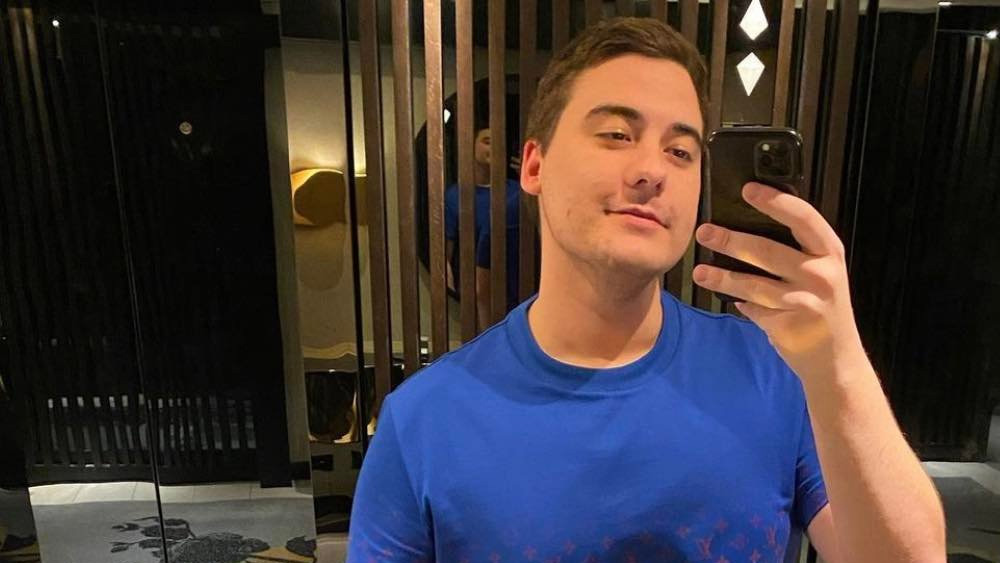 জেকি যখন প্রথম লাইভ স্ট্রিম শুরু করেছিলেন, তখন তাঁর ভক্তরা একটি উপহার পাঠালে একটিই শব্দ হত, যার ফলে তাঁর ঘুম ভেঙে যেত। বর্তমানে তাঁর কাছে লেজার লাইট, বাব্‌ল গান-সহ ২০ ধরনের প্রযুক্তি রয়েছে, তিনি উপহার পেলে যে সব যন্ত্রতে আলো জ্বলে এবং শব্দ হয়। এ সবই তাঁর অনুরাগীদের ভালবাসার ফল।   