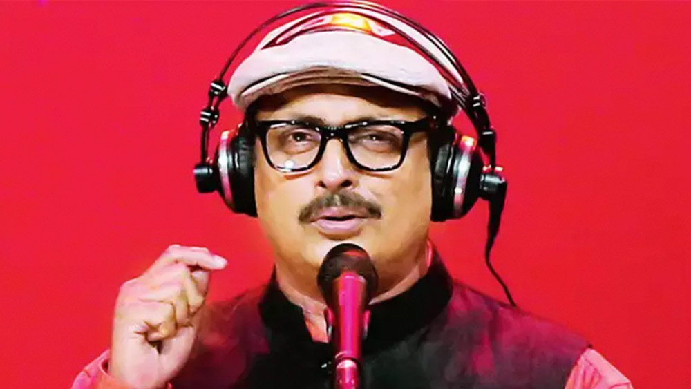 ‘এশিয়ান পেইন্টস’-এর ‘হর ঘর কুছ কেহতা হ্যায়’ থেকে ‘ফেভিকল’ ব্র্যান্ডের ‘লগাও, লগাও! অউর জোর লগাও’— এর মতো নামী ব্র্যান্ডের বিজ্ঞাপনে যাঁর কণ্ঠস্বর আমাদের পরিচিত, তিনি হলেন পীযূষ পাণ্ডে। এ ছাড়াও দেশ জুড়ে বিভিন্ন প্রচারে নেপথ্যকণ্ঠ তাঁরই।