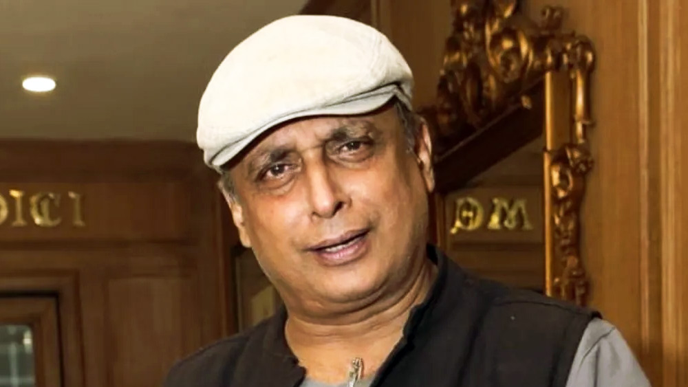 শুধু সিনেমার ক্ষেত্রেই নয়, বিজ্ঞাপন মাধ্যমেও অভিনেতার কণ্ঠস্বর ব্যবহৃত হয়েছে। ‘পার্লে জি’ সংস্থার বিজ্ঞাপন প্রচারের সময় ‘রোকো মত, টোকো মত’ গানটি গেয়েছিলেন পীযূষ।