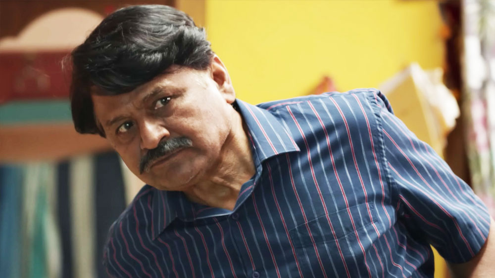 শুধু পীযূষ মিশ্রই নয়, আরও এক প্রখ্যাত অভিনেতা বিজ্ঞাপন জগতের সঙ্গে যুক্ত ছিলেন। শুধু তা-ই নয়, গানও গেয়েছেন তিনি। তিনি আর কেউ নন, ‘পঞ্চায়েত’ ওয়েব সিরিজের প্রধান ওরফে অভিনেতা রঘুবীর যাদব।