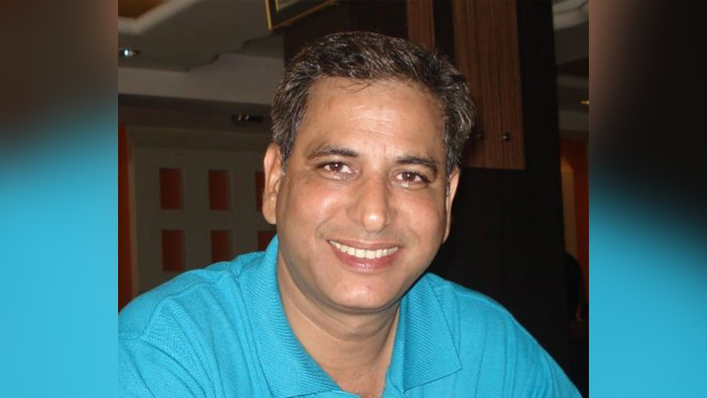 ‘বিগ বস কে ঘর মেঁ আপকা সোয়াগত হ্যায়’— হ্যাঁ, ‘বিগ বস’ রিয়্যালিটি শোয়ের প্রকৃত ‘বস’ হলেন অতুল কপূর। ২০০২ সাল থেকে তিনি বহু ইংরেজি ছবিতেও ডাবিং করেছেন।