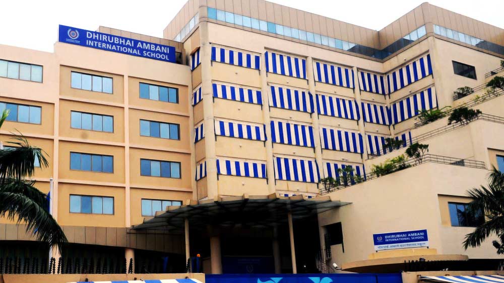 মুম্বইয়ের পূর্ব বান্দ্রায় অবস্থিত ‘ধীরুভাই অম্বানী ইন্টারন্যাশনাল স্কুল’-এ পড়াশোনা করেছিলেন বলিউডের অধিকাংশ ‘স্টার কিড’। এই তালিকায় রয়েছে সুহানা খান, জাহ্নবী কপূর, সারা আলি খান, আরিয়ান খান, অনন্যা পাণ্ডে-সহ আরও অনেকেই।