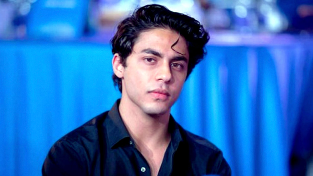 জুনিয়র ‘কিং খান’ ২০২০ সালেই স্নাতক স্তরের পড়াশোনা শেষ করে মুম্বইয়ে ফিরেছেন। কিন্তু তাঁর পাঠ্যজীবনের প্রাথমিক দশা কেটেছিল ধীরুভাই অম্বানী ইন্টারন্যাশনাল স্কুলেই। এর পর তিনি ব্রিটেনের সেভেনোয়াকস স্কুলে ভর্তি হন। পরে তিনি লস অ্যাঞ্জেলসের ইউনিভার্সিটি অব সাউদার্ন ক্যালিফর্নিয়াতে শিক্ষালাভ করেন।