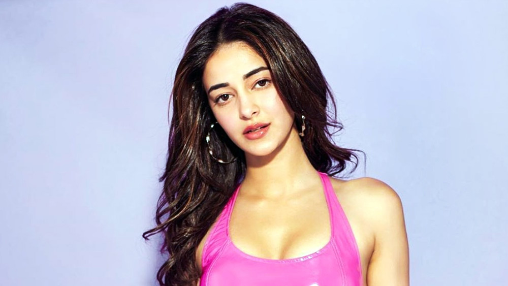 কিন্তু সেই সময় শ্যুটিংয়ের কাজে ব্যস্ত থাকায় অনন্যা কলেজে ভর্তি হওয়ার সুযোগ হারিয়ে ফেলেন। পরের বছরেও তিনি আবার ওই কলেজে ভর্তি হবেন বলে আবেদন জানিয়েছিলেন। কিন্তু একই কারণে তিনি আবার সুযোগ হারান। সূত্রের খবর, চাঙ্কি-কন্যা বর্তমানে শুধু মাত্র তাঁর কাজের জগতেই মনোনিবেশ করতে চান।