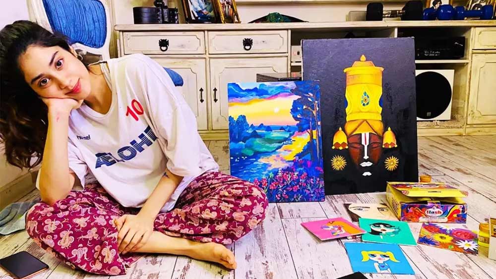 জাহ্নবীর আগ্রহ ছিল কারুশিল্পের প্রতি। শ্রীদেবীও চেয়েছিলেন, সেই বিষয় নিয়েই পড়াশোনা করুক মেয়ে। প্রাথমিক স্তরের শিক্ষালাভ জুহু এলাকার ইকোলে মন্ডিয়ালে ওয়ার্ল্ড স্কুল থেকে করলেও পরবর্তী কালে ধীরুভাই অম্বানী ইন্টারন্যাশনাল স্কুলে ভর্তি হন জাহ্নবী।