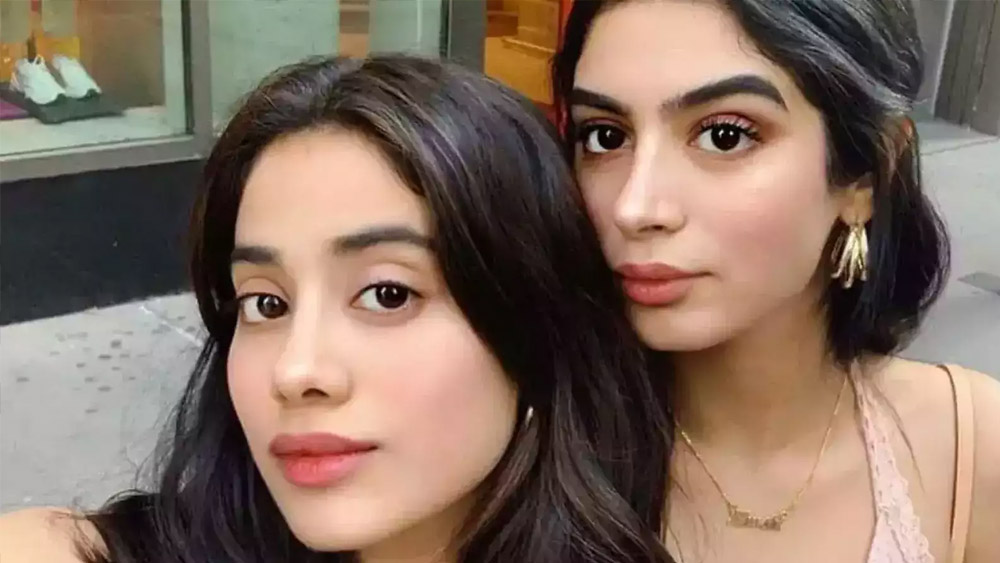 জাহ্নবীর বোন খুশি কপূরকেও ইতিমধ্যে একটি ওয়েব সিরিজে অভিনয় করতে দেখা যাবে। শাহরুখ-কন্যার সঙ্গেই একই ফ্রেমে অভিনয় করছেন তিনি। খুশিও ধীরুভাই অম্বানী ইন্টারন্যাশনাল স্কুলে পড়াশোনা শেষ করে নিউ ইয়র্ক ফিল্ম অ্যাকাডেমিতে ভর্তি হন। জানা যায়, সোনম কপূর, ইমরান খান, কঙ্গনা রানাউতও এখান থেকে পড়াশোনা করেছিলেন।